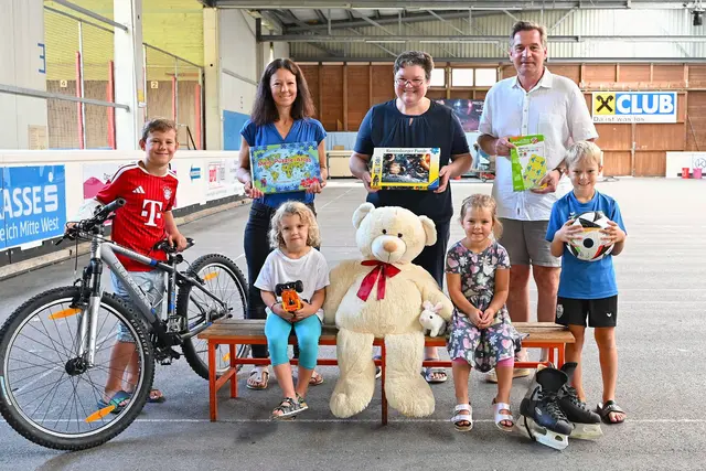 David, Esther, Sylvia Wachauer, Christine Mairhofer, Bürgermeister
Werner Krammer und Jonathan laden herzlich zum Flohmarkt ein | Foto: Kinderartikelflohmarkt