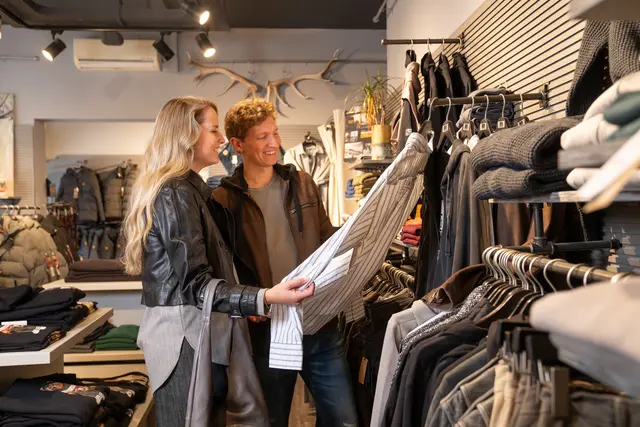 Beim Night Shopping am 17. September öffnet die Kufsteiner Innenstadt ihre Türen bis 21 Uhr und lädt dazu ein, die aktuellen Herbstlooks zu shoppen.  | Foto: Peakmedia/Dominik Zwerger