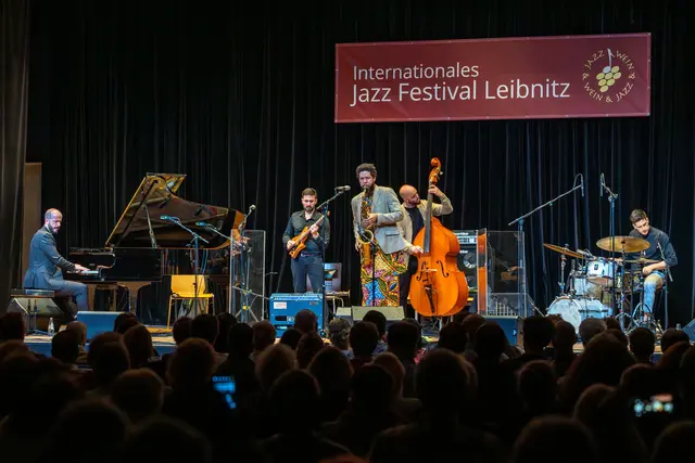 Der Fotograf Peter Purgar begleitet seit 14 Jahren das Jazzfestival Leibnitz. Die Bilder sind nun in der Ausstellung „Live @Rathaus Leibnitz“ zu sehen. | Foto: Peter Purgar