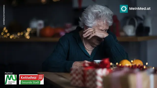 Traurige ältere Frau an Weihnachten