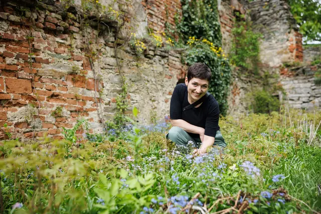 Johanna Almásy gibt eine Führung durch den Schlosspark. | Foto: Burg Hotel Bernstein