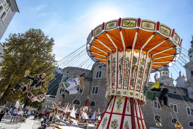 SALZBURGER RUPERTIKIRTAG 2026 - 
historisches Kettenkarussell aus 1848 zwischen Dom, Residenz und Glockenspiel in Salzburgs Altstadt | Foto: (c) Andreas KOLARIK