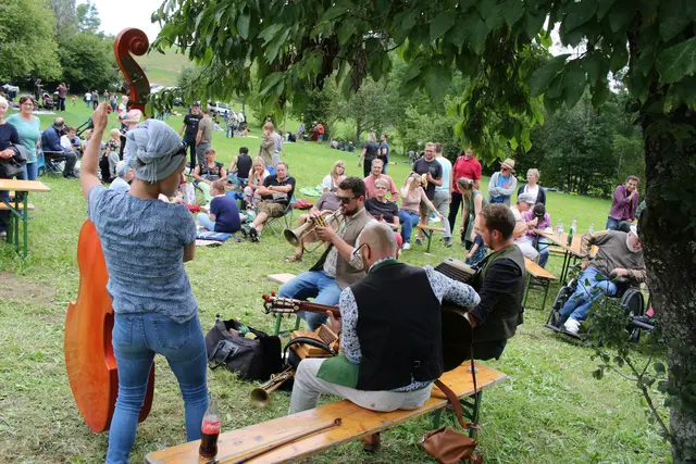 Am Sonntag, 13. September laden die Veranstalter ab 11 Uhr zum Frühschoppen mit "wiadawö!" auf den Unterkagererhof in Auberg ein, ab 13 Uhr zum Wiesensitzen, tanzen und liegen. | Foto: önj Unterkagerer/sunnseitn