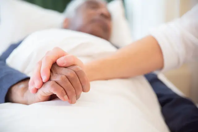 Wie umgehen mit Krankheit und Sterben im eigenen Umfeld? Ein Kurs der sich mit den Wünschen, Problemen und Bedürfnissen von Menschen in deren letzten Lebensphase befasst. | Foto: pexels / Kampus Production