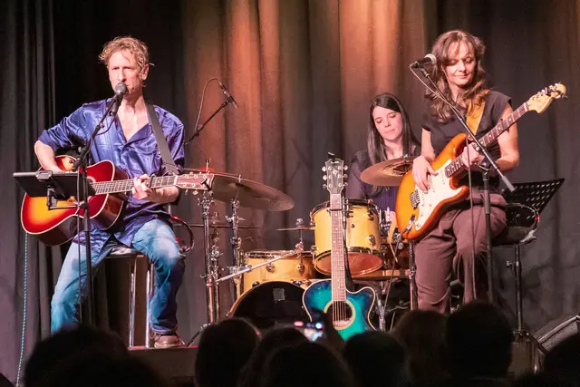 Matthias Kempf – bekannt vom Trio „Ulli Bäer, Matthias Kempf &amp; Andy Baum“ – gastiert im Volkshaus Franckviertel und spielt mit der Bassistin/Gitarristin Andrea Fränzel und Percussionistin Raphaela Fries das Programm „in so ana Zeit“, benannt nach seinem brandneuen Album. | Foto: Gergor Cicek-Graf