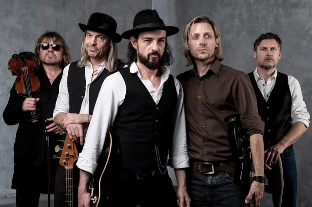 Mit Western-Gitarren, Geige, Bass und Schlagzeug erzählen „The Morricones“ Geschichten von Freiheit, Einsamkeit und Abenteuerlust. | Foto: Hannes Eilmsteiner