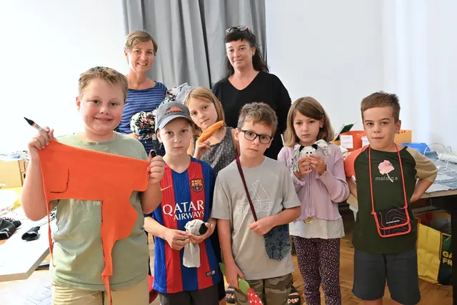 Gudrun Schindler-Rainbauer (Stadträtin für Kultur, Bildung, Umwelt- und Klimaschutz) und Katharina Frühwirth mit den kreativen Kindern der schulischen Ferienbetreuung | Foto: Stadt Waidhofen an der Ybbs