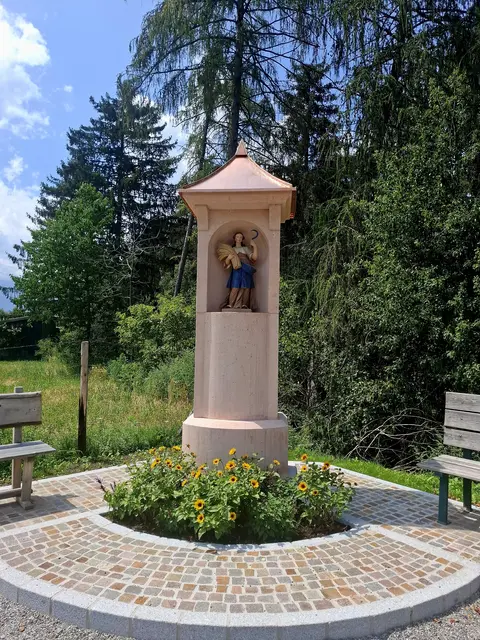 So lächelt die neue Notburgerfigur den Bewohnern von Axams künftig zu.  | Foto: Gemeinde Axams