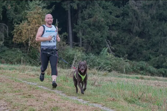 Organisator Fabian Hauer und  sein Hund Lee | Foto: Hundesportverein Groß Siegharts