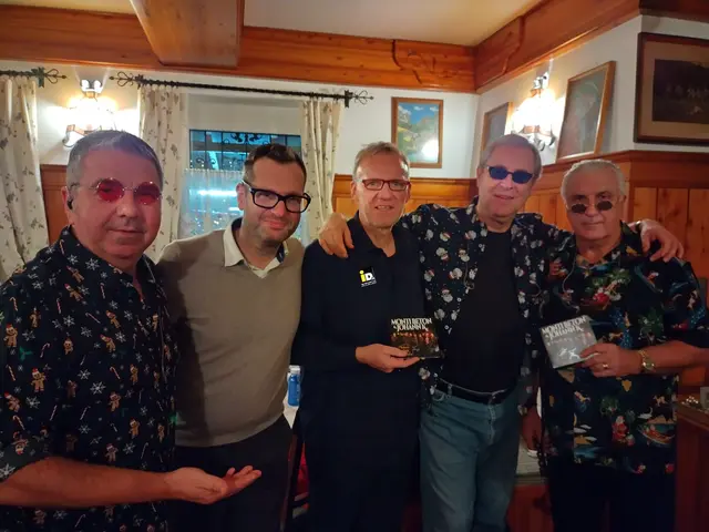„Freuen sich auf die Gala im Garda“: Toni Matosic alias “Monti”, Charity-Mann Christian Kuen, “The Voice” Ralph Schader, Thomas Schreiber alias “Beton” und Goleador Hans Krankl alias ”Johann K. | Foto: Sue