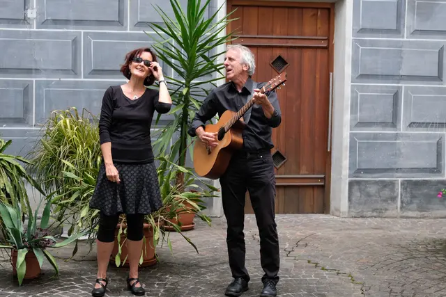 Hier trifft Geschichte auf Musik. Bei einer besonderen Stadtführung durch Hall wird die Vergangenheit nicht nur erzählt, sondern auch gesungen. | Foto: Uschi-Walter-Hölbling