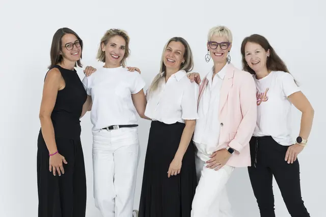 Bereits 94 lokale Unternehmerinnen zählen zu dem Netzwerk. Franziska Schiffert, Claudia Trinker, Sonja Mayrhofer, Rebecca Kammerlander und Sabine Egger vom Organisationstermin freuen sich auf eine erfolgreiche Messe (v.l.). | Foto: Fotodesign Bianca Wagner