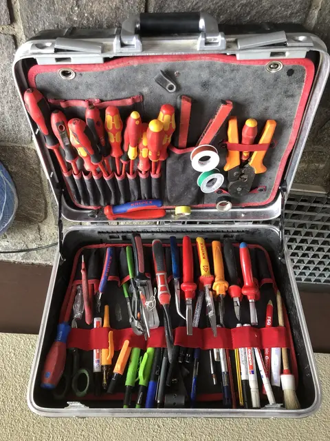 Gemeinsam wird im Repair Café versucht, kaputte Dinge wieder zu reparieren. | Foto: Waltraud Fischer