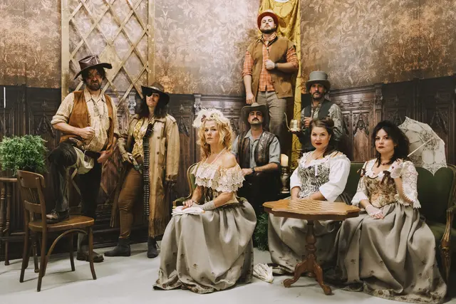Ganz in Westernmanier: Das Ensemble von „Träum weiter, Cowboy!“ zeigt sich ernst – auf der Bühne geht es deutlich ausgelassener zu! | Foto: Magdalena Laiminger