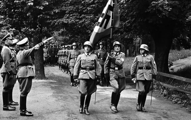 Im Gleichschritt mit dem Nationalsozialismus: Polizeireserve Abschnitt West nach der Vereidigung für den Kriegseinsatz, 1940. | Foto: BMI/LPD Wien