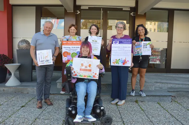 „Imst lebt Demokratie!“ (v.l.): Bürgermeister Stefan Weirather, Kirsten Mayr (Büro für Diversität und Integration), Ausschussobfrau Ersatz-GRin Laura Moser, Nina Flür (FWZ Bezirk Imst), Johanna Heumader-Schweigl („Miteinand in Imst“) und Rafif Krabacher (Jugendzentrum). | Foto: Stadtgemeinde Imst/Othmar Kolp 