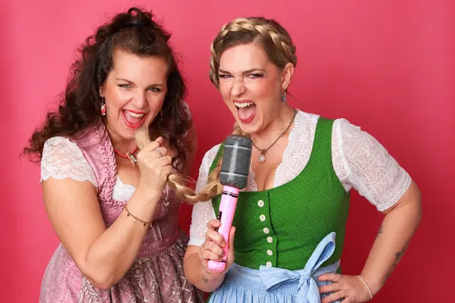 Su Mathurin (l.) und Ingrid Diem führen durch die Nacht. | Foto: Alex List