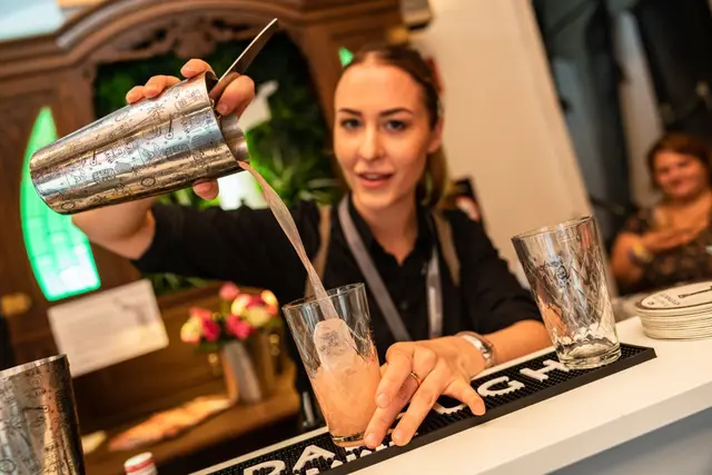 Auf dem Ginmarkt gibt’s auch einen Cocktail-Workshop. | Foto: Spirits Festivals