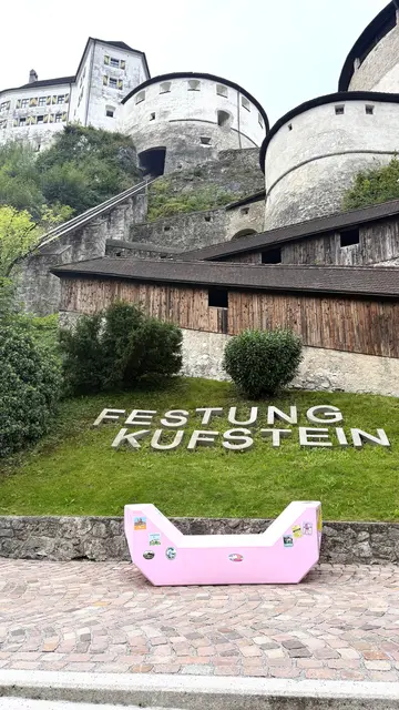 Ein Hauch von Wien in Kufstein: Das punschkrapferlrosa Stadtmöbel des MuseumsQuartier ist für elf Tage zu Gast auf der Festung. | Foto: Kufsteinerland