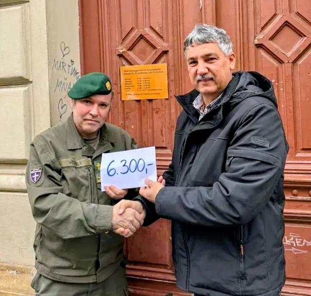 Militärdekan Alexander Wessely und Georg Pölzer von den "Freunden der Militärpfarre Burgenland" präsentieren stolz den Betrag, der von 2023 bis 2025 bei den Kabarettabenden in St. Andrä gespendet worden ist. | Foto: Pölzer