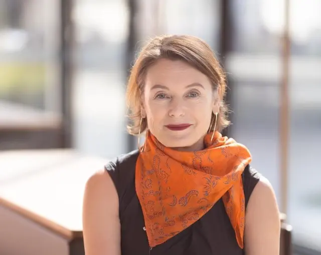 Διαβάζοντας με τη Lydia Mischkulnig