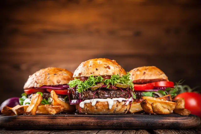 Burger aller Art werden zubereitet. | Foto: Smarterpix/Kesu01