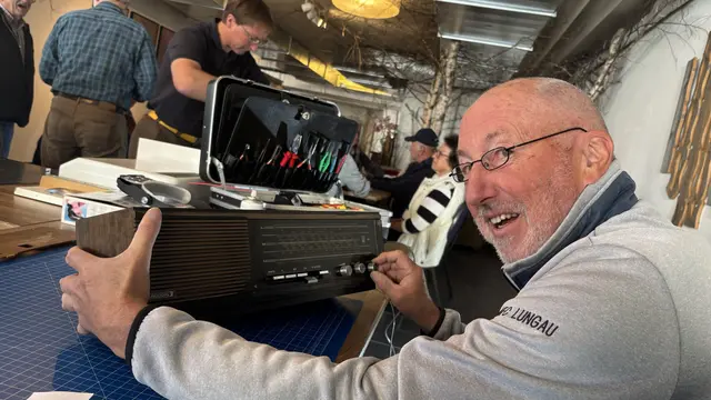 Beim 23. Lungauer Reparaturcafé, das am 25. April 2026 im Veranstaltungssaal des Hotel Kandolf in Tamsweg stattfand. Im Bild: Der freiwillige Helfer Hans begutachtet gerade ein altes Radiogerät. | Foto: pjw