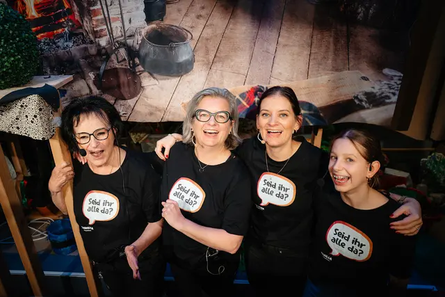 Puppentheater-Gründerin Christa Koinig (links) mit drei nachfolgenden Generationen. | Foto: Linzer Puppentheater