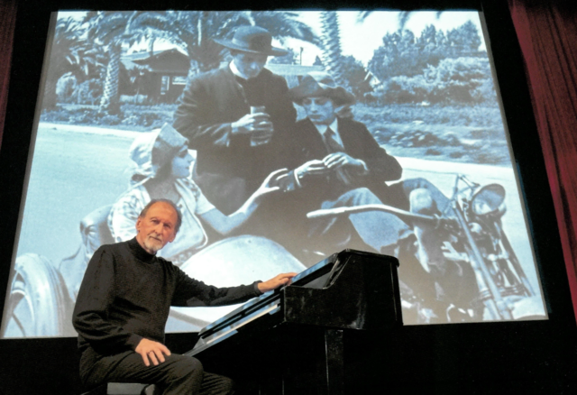 Gerhard Gruber hat einen tollen Job: Er ist Stummfilm-Musikant.  | Foto: Gruber