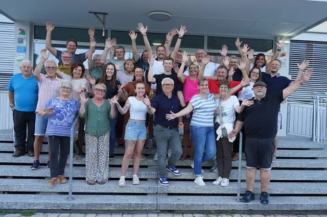 S'Theata Niederndorf bringt im Gemeindesaal Niederndorf das Stück "Da Haftlmacher" auf die Bühne.  | Foto: S'Theata Niederndorf