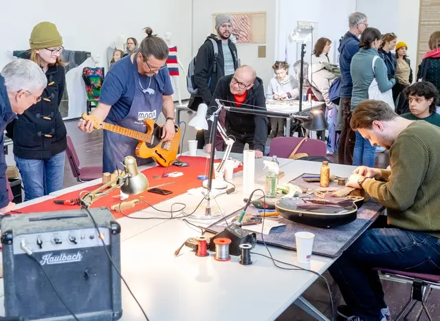 Ready to Rock: Auch alte Musikinstrumente werden unter fachkundiger Anleitung wieder auf Vordermann gebracht. | Foto: kollektiv fischka
