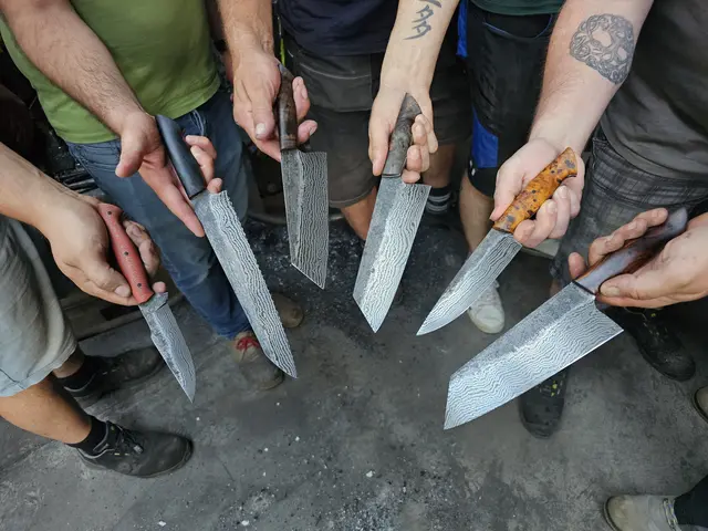 Jedes Messer entsteht vom Schmieden des Stahls bis zum fertigen Griff komplett in Handarbeit.  | Foto: Martin Huber