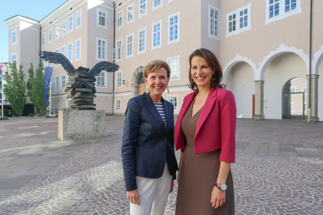 Im Bild: Landeshauptfrau Karoline Edtstadler und Landtagspräsidentin Brigitta Pallauf im Chiemseehof. | Foto: Land Salzburg / Franz Neumayr