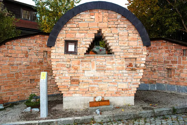 Das Friedensdenkmal des Vereins Moosdorfer Friedensdialog am Kirchenvorplatz ist Treffpunkt für die Wanderung durchs Ibmer Moor. | Foto: Sandy Reindl