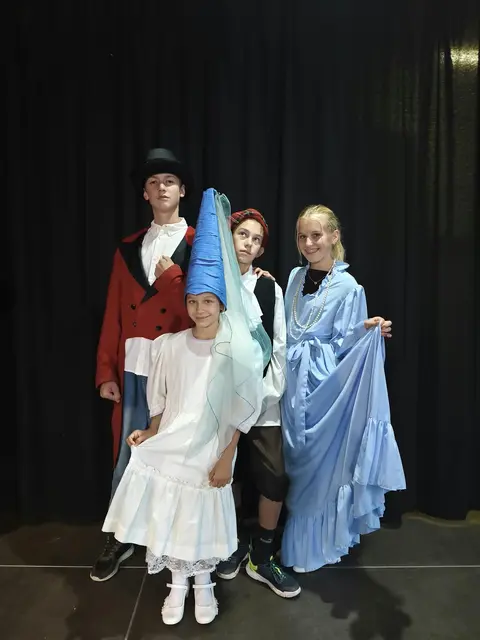 Die Theaterkids Pontigo schlüpfen in die Rolle einer chaotischen Geisterfamilie und sorgen für jede Menge Spuk und Spaß auf der Bühne. | Foto: Theaterkids Pontigo