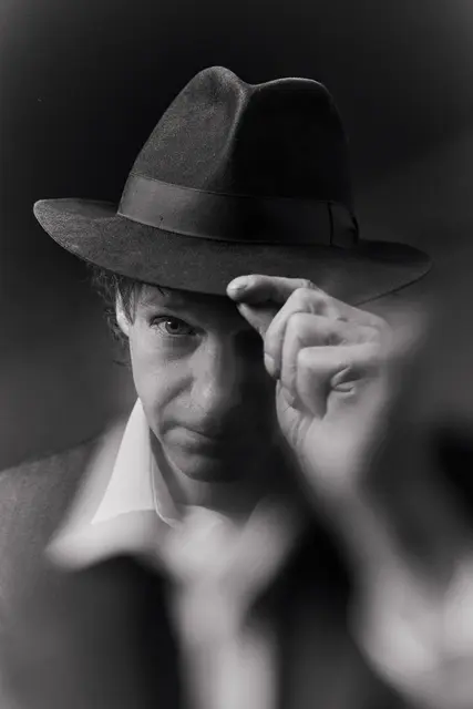 Zehn Jahre zwischen Beisl-Poesie und musikalischem Aufbruch: Voodoo Jürgens gastiert am 21. November mit seiner Ansa Panier in der Stadtbühne Imst. | Foto: Hassler-Smith