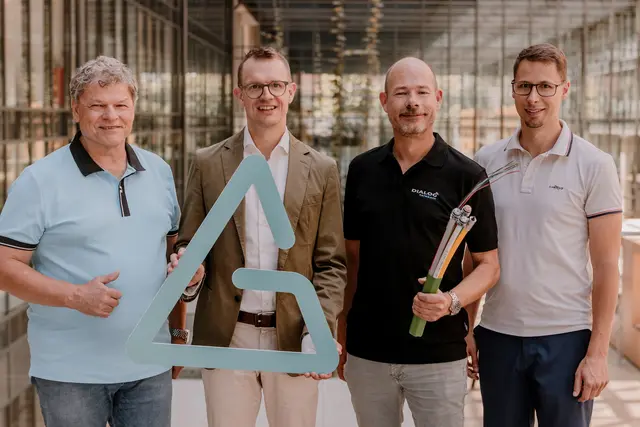 Große Freude herrscht über die Zusammenarbeit zwischen Alpen Glasfaser und DIALOG telekom. v.l.n.r.: Wolfgang Haager (Alpen Glasfaser), Bernhard Deixler (Alpen Glasfaser), Mathias Holley (DIALOG telekom), Thomas Schlögl (DIALOG telekom)  | Foto:  Patrick Haberler