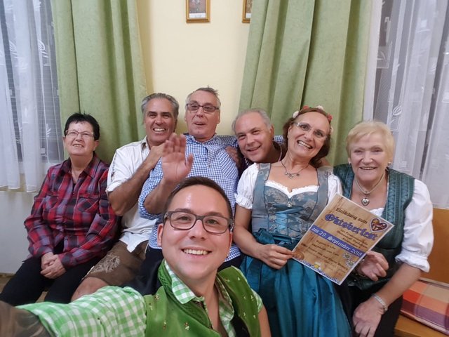 Ausgelassen verlief das Oktoberfest der Pensionisten in Blindendorf. Gemeinderätin Brigitte Kögler kam im feschen Dirndl.