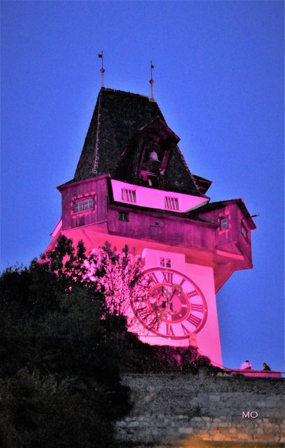 Im Rahmen des weltweiten Projekts Global Illumination, erstrahlt der Grazer Uhrturm in PINK. Damit wird auf die Botschaft von Pink RIBBON erinnert. Seit vielen Jahren leistet die Krebshilfe, einen wichtigen Beitrag in der Früherkennung von Krebserkrankungen.