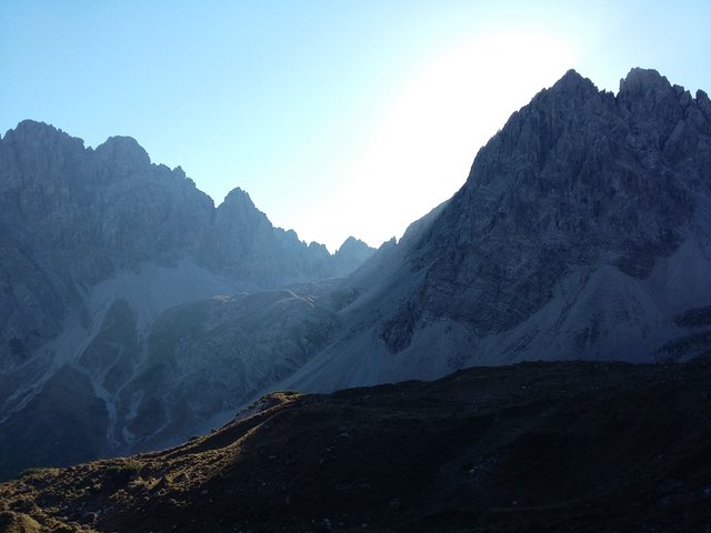 Dremelspitze rechts, sowie die östliche Dremelscharte, einer der Übergänge zum Steinsee