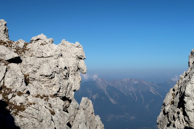 und links daneben ist noch ein Gesicht zu erkennen