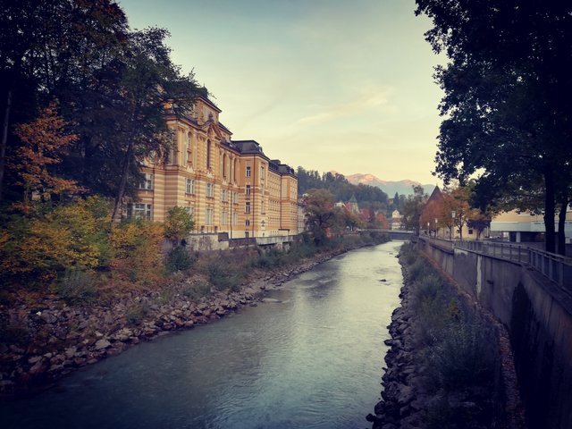 Herbststimmung in Feldkirch mit Blick auf die Schweizer Berge.