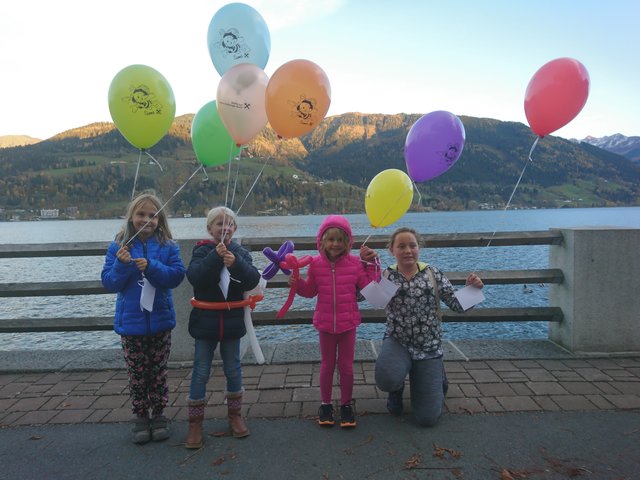 Marlene, Indira, Karoline, Marie schicken ihren Sumsi Luftballon mit einem Brief auf die Reise.  | Foto: G. M. 