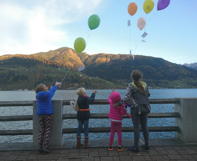 Marlene, Indira, Karoline, Marie entlassen ihren Brief-Ballon in den Himmel.