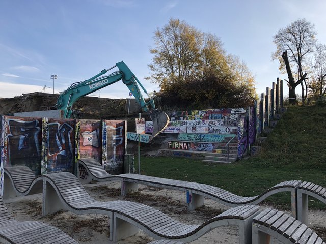 Für den Bau der neuen Eisenbahnbrücke werden letzte Hindernisse beseitigt.