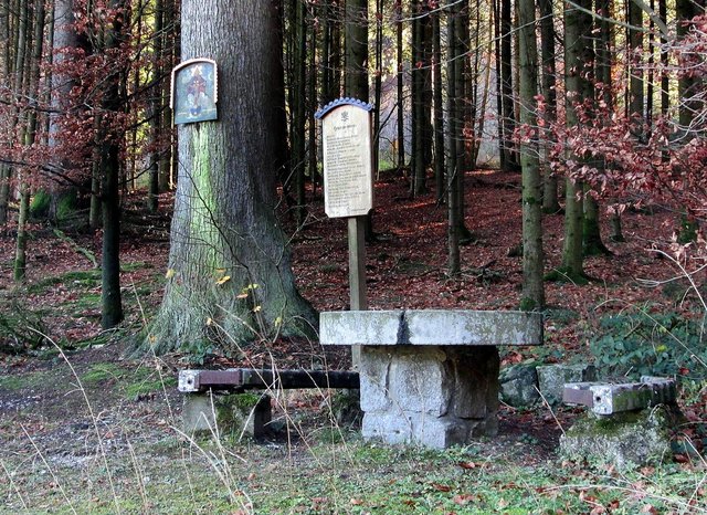 der steinerne Tisch und der historische Kreuzweg zwischen Eberschwang und Geboltskirchen erinnern an die Ermordung eines Pfarrers um 1600...