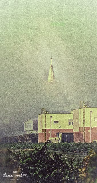 Es war ein nebeliger Tag wohl in weiten Teilen des Burgenlands ;-).

Die Großhöfleiner Kirche war kurzzeitig ohne Mittelteil - blieb jedoch standhaft und war nach Kurzer Irritation wieder komplett sichtbar! | Foto: Thomas Werchota