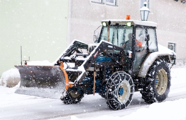 Viel Arbeit für den Schneepflug: in Reichenau an der Rax fallen derzeit fette Flocken vom Himmel.