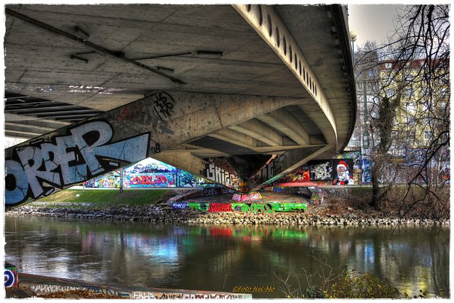 Ich fand die Konstruktion faszinierend.. auch, wie man es schafft, Graffiti an die Unterseite der Fahrbahn zu kriegen.. ;))