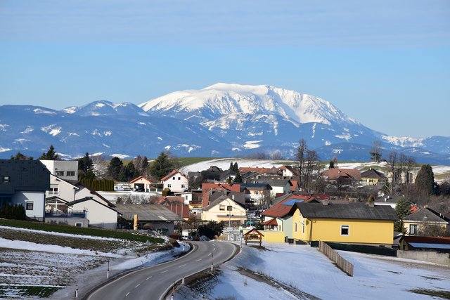 Prächtige Ansicht des Schneeberggebietes von Hochwolkersdorf aus.